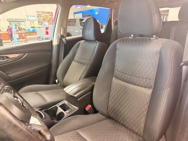Used 2017 Nissan Rogue SV AWD/4WD image 7