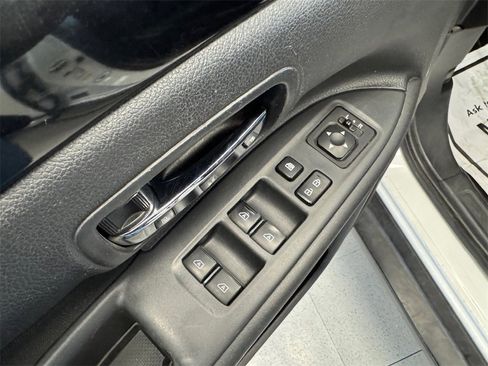 Used 2020 Mitsubishi Outlander ES image 10