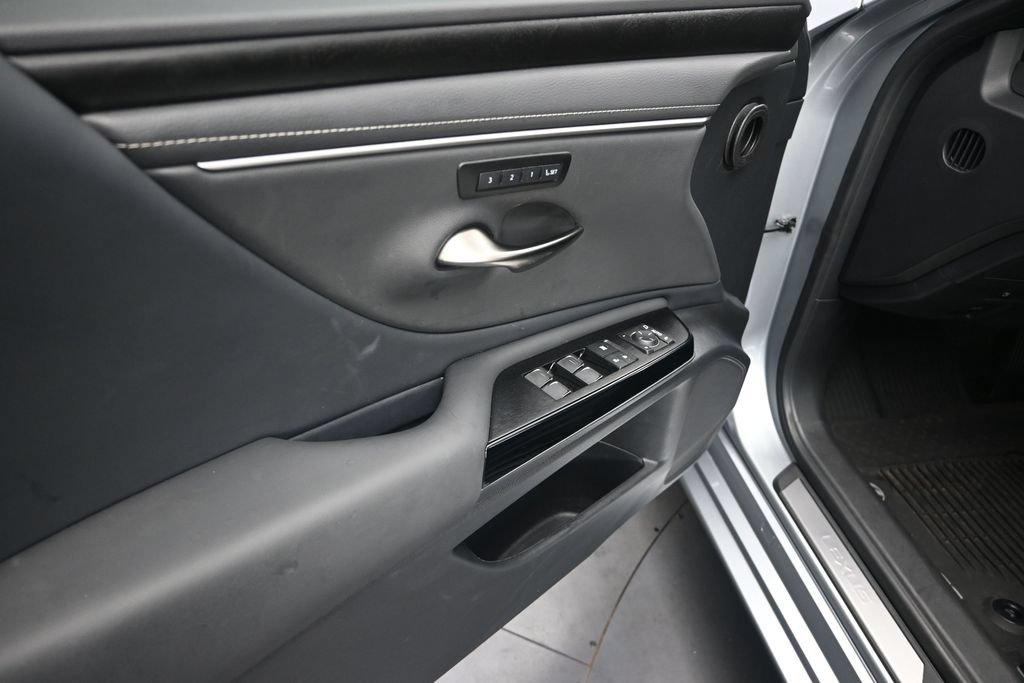Used 2025 Lexus ES 350 w/ Premium Package FWD image 11