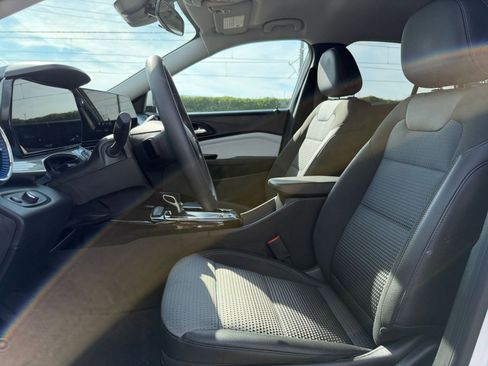 Used 2025 Chevrolet Trax LT image 24