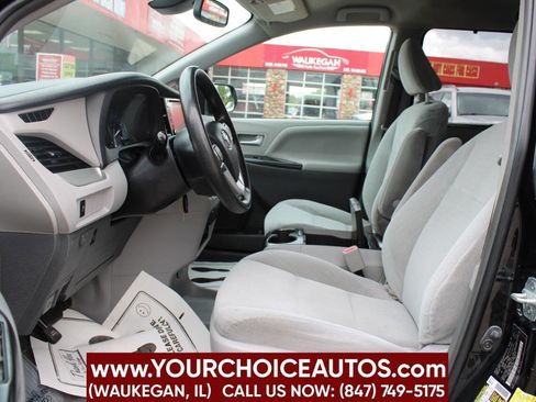 Used 2018 Toyota Sienna LE image 12