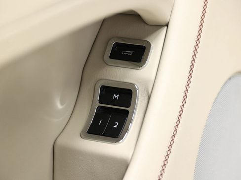 Used 2020 Bentley Bentayga Plug-In Hybrid image 15