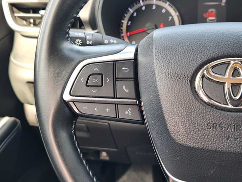 Used 2021 Toyota Highlander LE FWD image 25