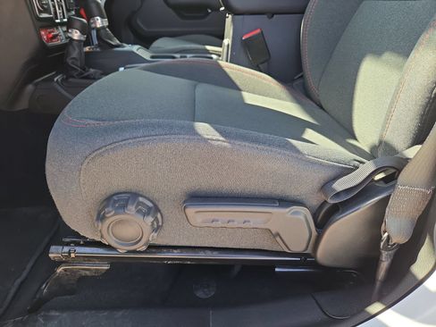 Used 2026 Jeep Gladiator Rubicon AWD/4WD image 17