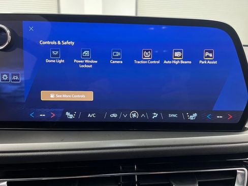 Used 2024 Chevrolet Traverse LT image 65