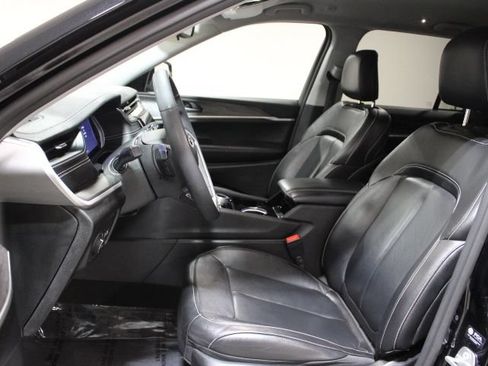 Used 2023 Jeep Grand Cherokee Limited AWD/4WD image 17