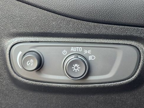 Used 2018 Chevrolet Equinox LT FWD image 25