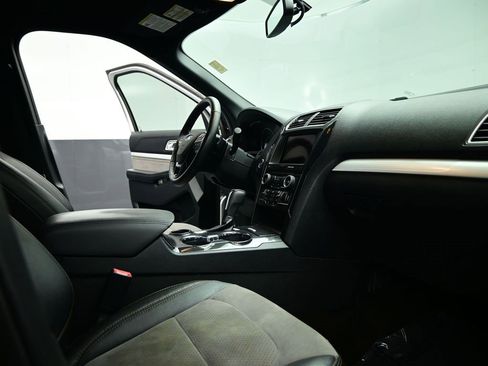Used 2017 Ford Explorer XLT w/ Equipment Group 202A image 27