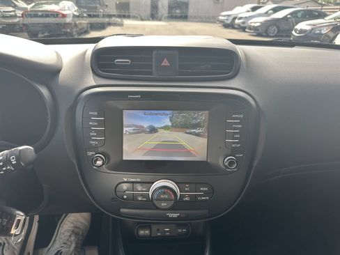 Used 2018 Kia Soul + FWD image 8