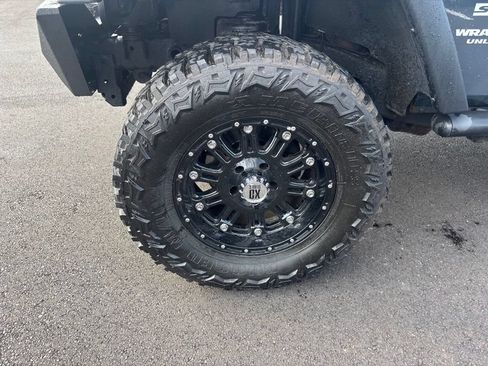 Used 2017 Jeep Wrangler Unlimited Sport w/ Mopar Black Appearance Group AWD/4WD image 15