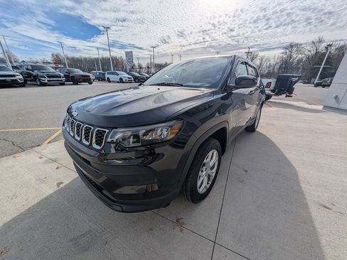 Used 2024 Jeep Compass Sport image 7