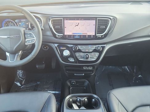 Used 2025 Chrysler Pacifica Select image 15