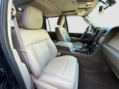 Used 2016 Lincoln Navigator Select image 14