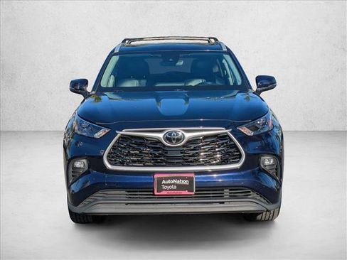 Used 2022 Toyota Highlander XLE image 2