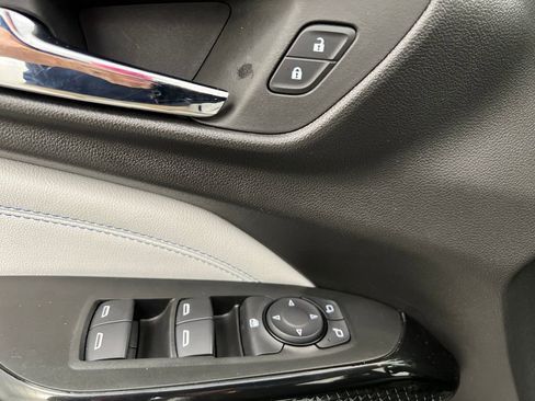 Used 2025 Chevrolet Trax LT w/ LT Convenience Package image 12