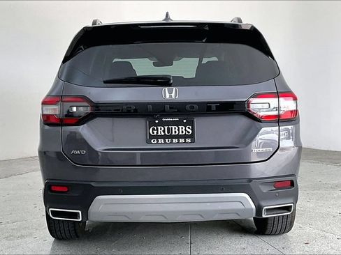 Used 2024 Honda Pilot Touring image 4