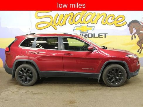 Used 2017 Jeep Cherokee Latitude w/ Cold Weather Group AWD/4WD image 1