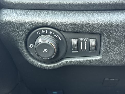 Used 2025 Chrysler Pacifica Select FWD image 15