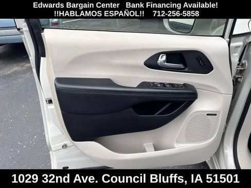 Used 2020 Chrysler Pacifica Limited w/ Tire & Wheel Group FWD image 17