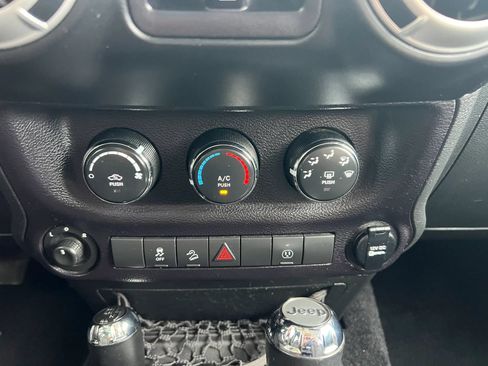 Used 2014 Jeep Wrangler Unlimited Sahara w/ Dual Top Group AWD/4WD image 20