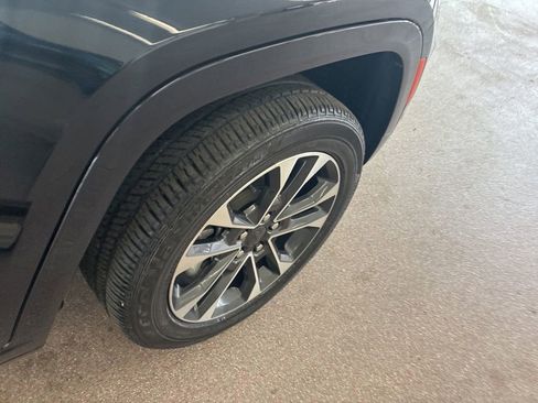 Certified 2022 Jeep Grand Cherokee Overland w/ Luxury Tech Group IV AWD/4WD image 32