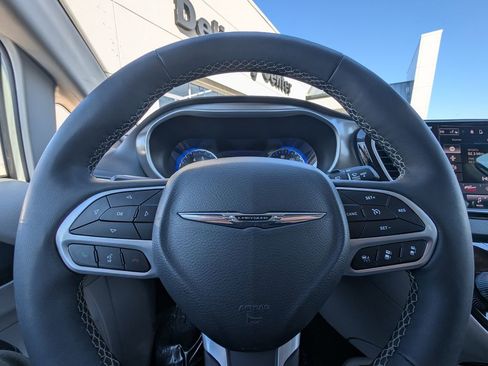Used 2024 Chrysler Pacifica Touring-L image 20