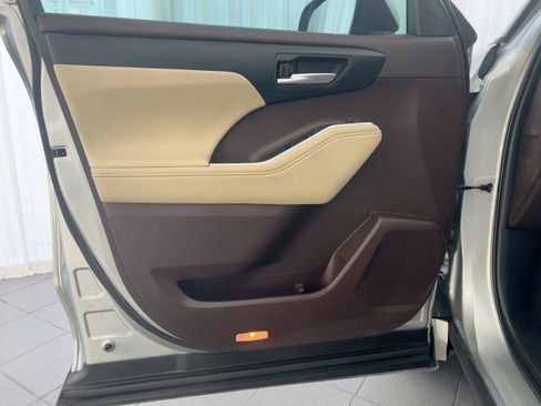 Used 2020 Toyota Highlander XLE image 21