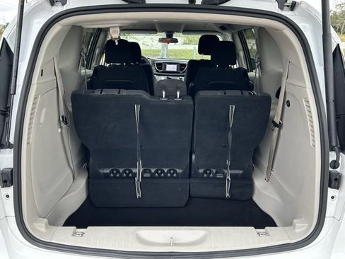 Used 2022 Chrysler Voyager LX image 6
