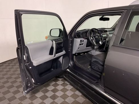 Used 2011 Toyota 4Runner SR5 w/ Convenience Pkg image 13