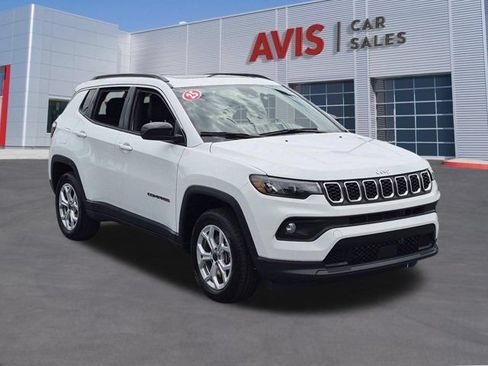 Used 2025 Jeep Compass Latitude w/ Sun & Sound Group AWD/4WD image 3