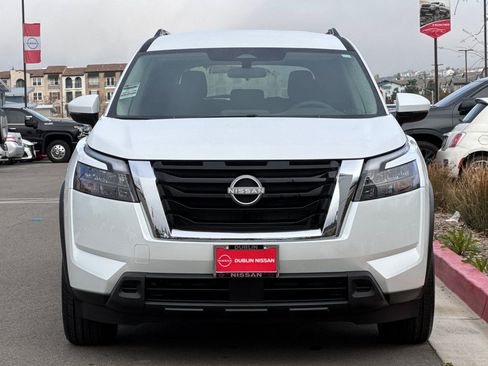New 2025 Nissan Pathfinder SV image 9