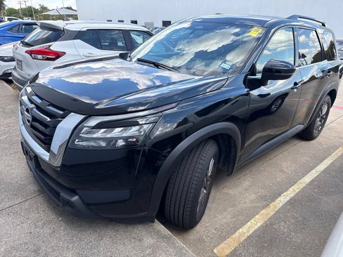 Certified 2025 Nissan Pathfinder SV FWD image 2