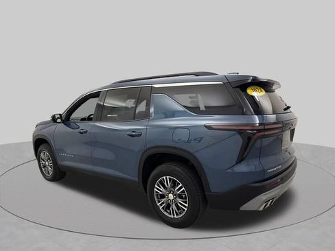 Used 2024 Chevrolet Traverse LT FWD image 3