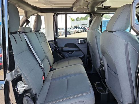 Used 2025 Jeep Wrangler Unlimited Sahara AWD/4WD image 31