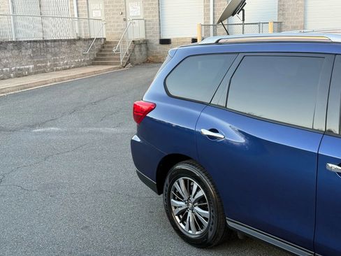 Used 2018 Nissan Pathfinder SV image 4