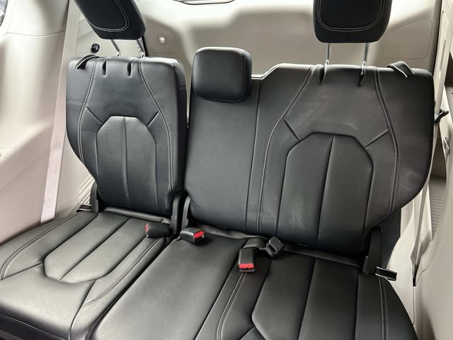 Used 2022 Chrysler Pacifica Touring-L FWD image 13