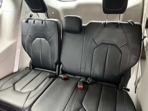 Used 2022 Chrysler Pacifica Touring-L FWD image 13