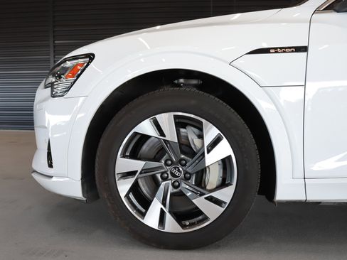 Used 2022 Audi e-tron Premium image 4