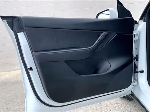 Used 2022 Tesla Model Y Long Range AWD/4WD image 27