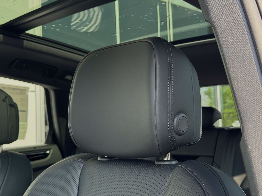 Certified 2025 Porsche Macan AWD/4WD image 24