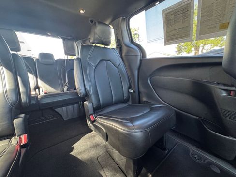 Used 2025 Chrysler Pacifica Select image 39