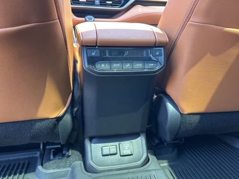 Used 2023 Toyota Highlander Platinum AWD/4WD image 29
