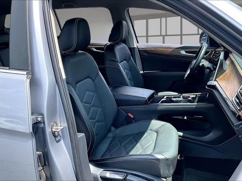 Used 2025 Volkswagen Atlas SE AWD/4WD image 7