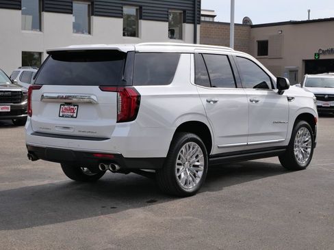 Used 2021 GMC Yukon Denali w/ Denali Premium Package image 9