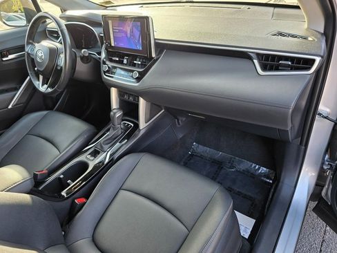 Used 2023 Toyota Corolla Cross XLE image 9
