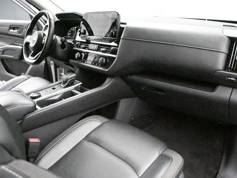 Used 2022 Nissan Pathfinder SL w/ SL Black Package image 17