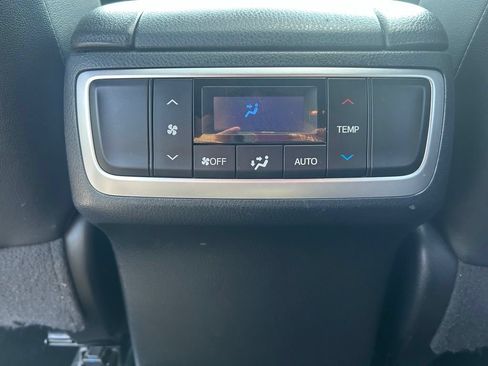 Used 2019 Toyota Highlander XLE AWD/4WD image 17