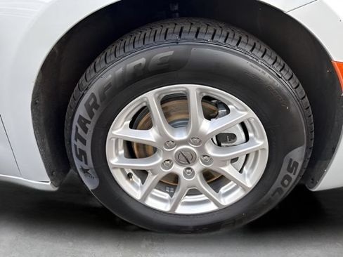 Used 2024 Chrysler Pacifica Touring-L FWD image 12