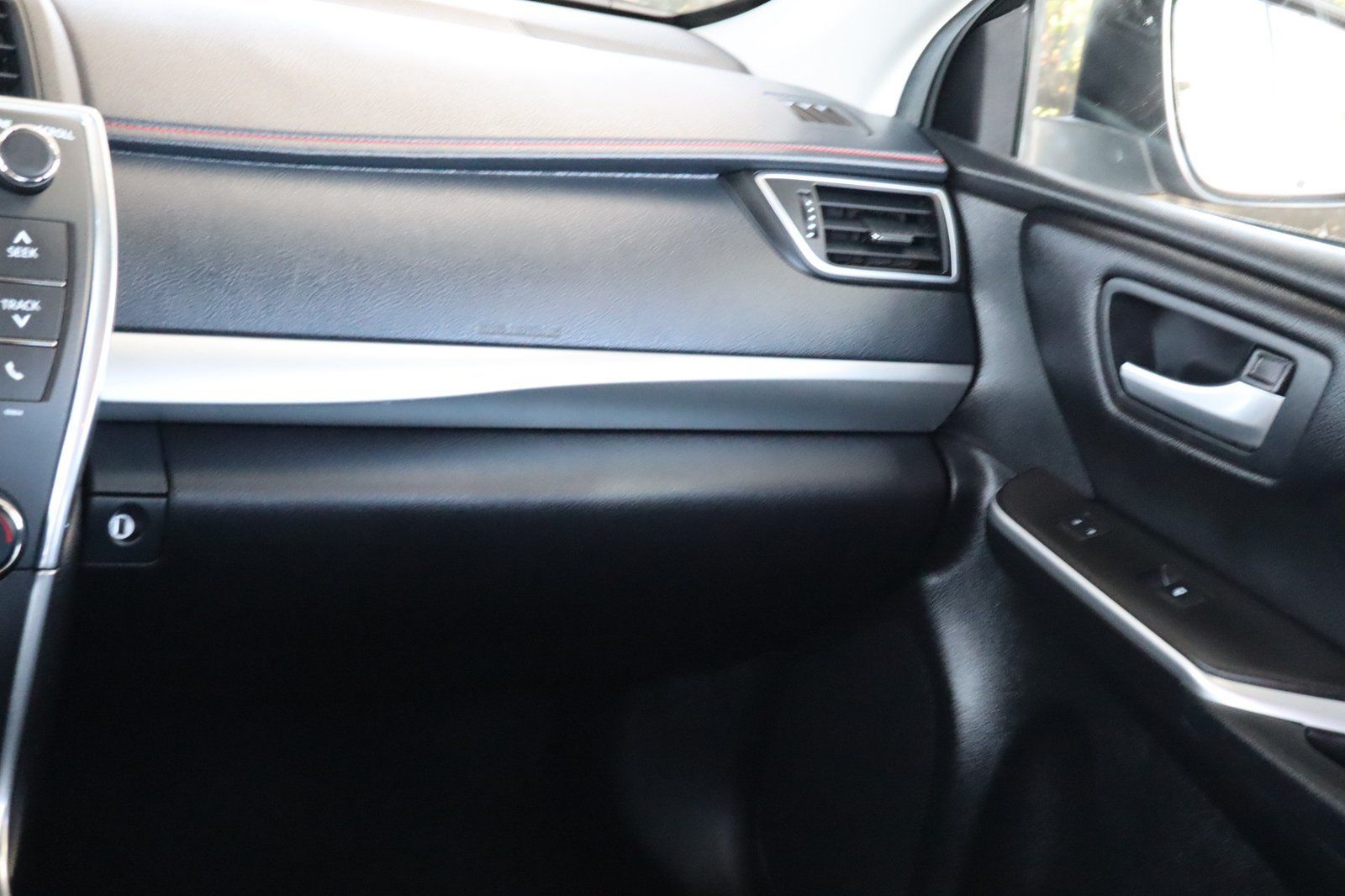 Used 2017 Toyota Camry SE FWD image 31