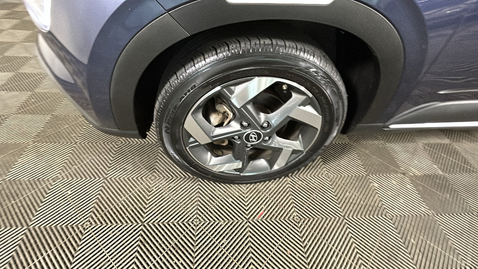 Used 2023 Hyundai Venue Limited FWD image 11